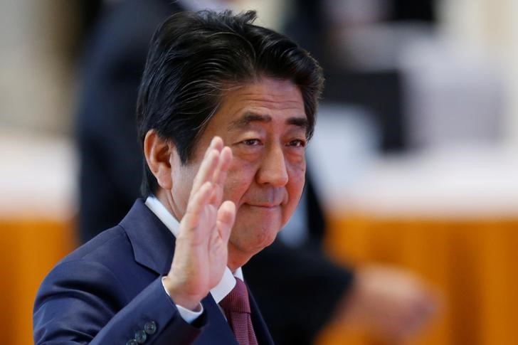 © Reuters. Japan's Prime Minister Shinzo Abe arrives at the ASEAN Summit in Vientiane