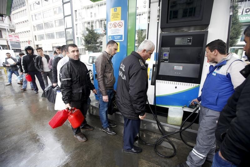 © Reuters. مسؤول: رفع ضريبة الوقود بتركيا يضيف 10 مليارات ليرة للموازنة في عامين