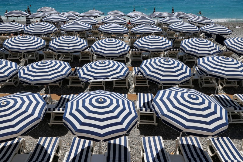 © Reuters. Umbrellas and lounge chairs are seen on the beach days after the Bastille Day truck attack by a driver who ran into a crowd on the Promenade des Anglais that killed scores and injured as many, in Nice