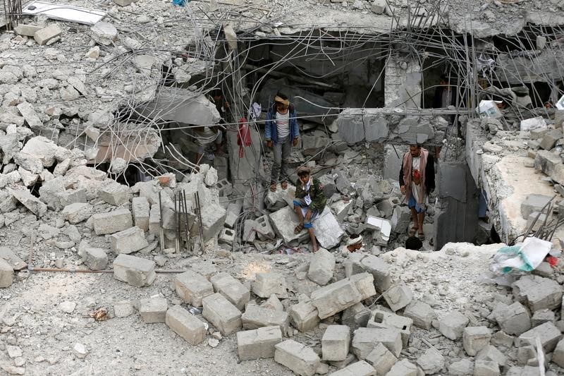 © Reuters. سكان: مقتل 9 يمنيين بينهم 4 أطفال في غارة جوية للتحالف