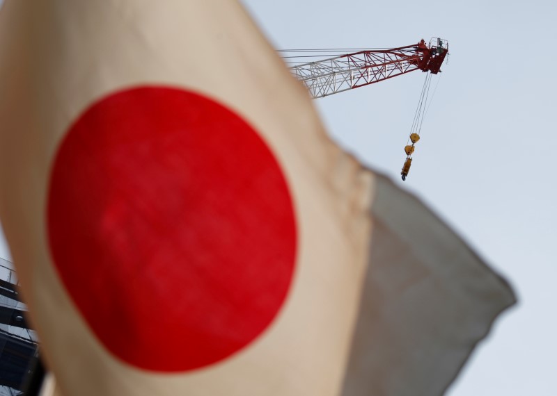 © Reuters. Bandeira nacional japonesa vista em construção em Tóquio