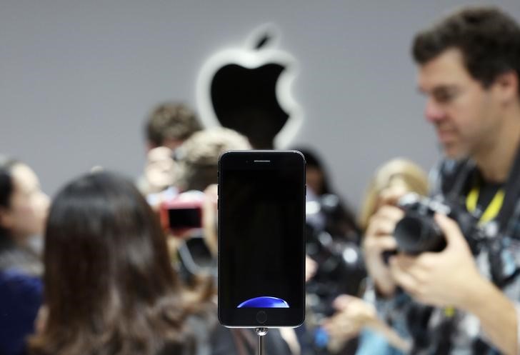 © Reuters. The iPhone 7 is shown on display during an Apple media event in San Francisco