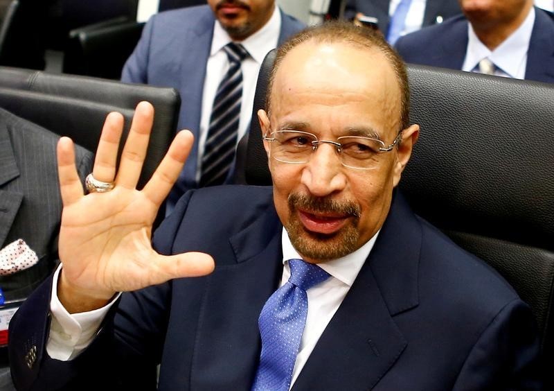 © Reuters. Saudi Arabia's Energy Minister al-Falih talks to journalists before a meeting of OPEC oil ministers in Vienna