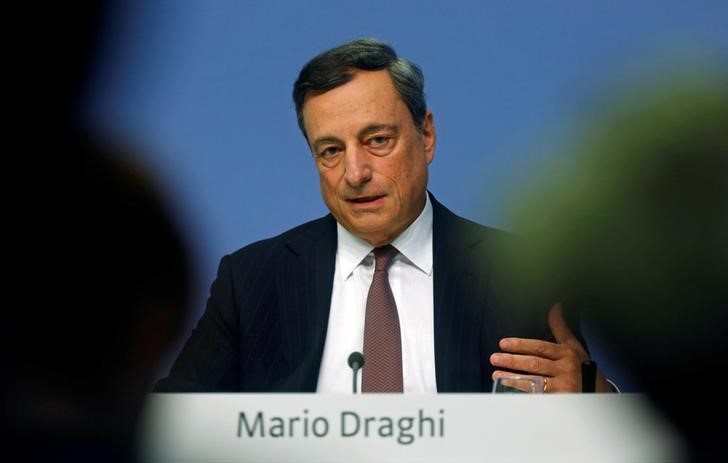 © Reuters. Il capo della Bce, Mario Draghi, prima della conferenza stampa a Francoforte.