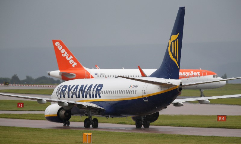 © Reuters. A Ryanair aircraft taxis behind an easyJet aircraft at Manchester Airport in Manchester