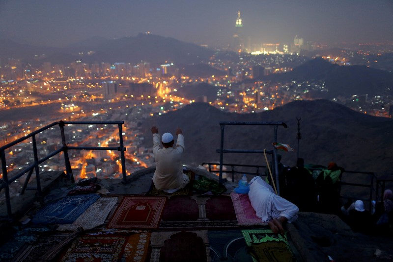 © Reuters. A pilgrim prays at Mount Al-Noor ahead of the annual haj pilgrimage in the holy city of Mecca