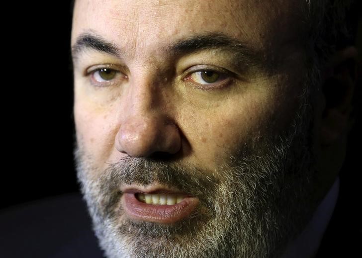 © Reuters. Monte Dei Paschi di Siena (MPS) CEO Fabrizio Viola attends a FABI meeting in Milan