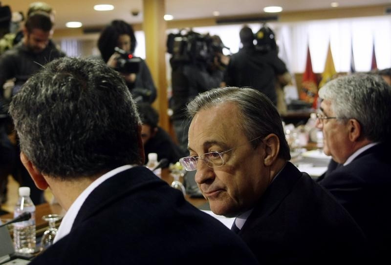 © Reuters. La FIFA confirma la prohibición de fichar para el Madrid y el Atleti