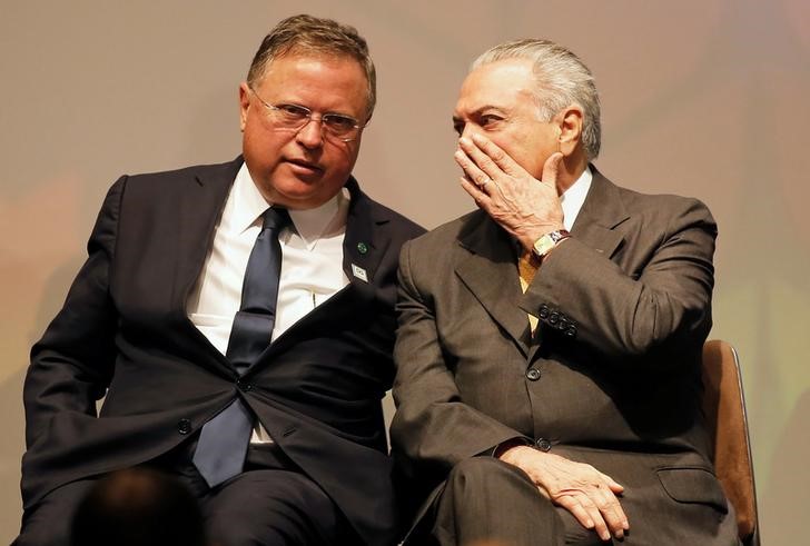 © Reuters. O ministro da Agricultura Blairo Maggi ao lado do presidente Michel Temer durante o Fórum Global de Agronegócio, em São Paulo, Brasil