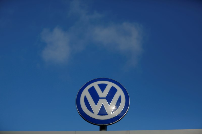 © Reuters. A Volkwagen compnay logo sits atop the VW factory in Wolfsburg