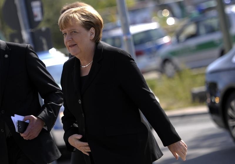 © Reuters. Merkel chega para funeral de ex-presidente alemão Walter Scheel em Berlim