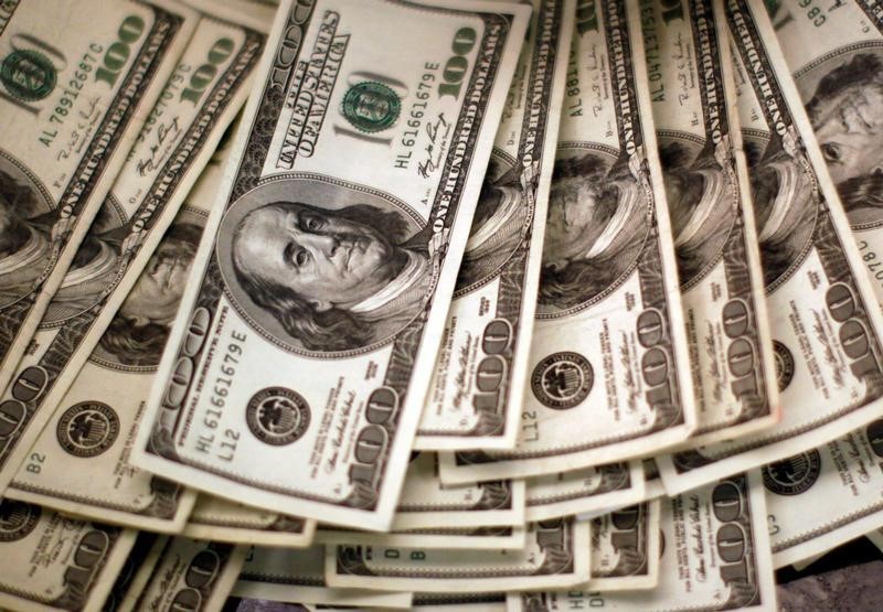 © Reuters. Notas de dólar são contadas em banco de Westminster, no Colorado, Estados Unidos