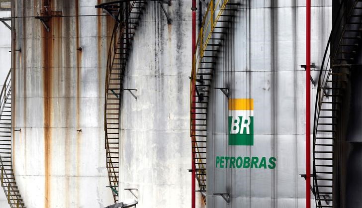 © Reuters. O logo da empresa estatal de petróleo Petrobras é fotografado em tanque em Cubatão, no Brasil