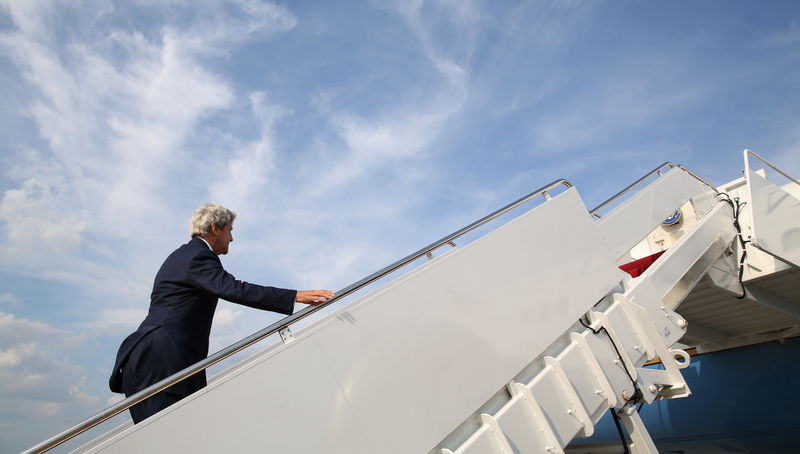 © Reuters. U.S. Secretary of State John Kerry boards his plane as he departs Washington, U.S., on his way to Geneva