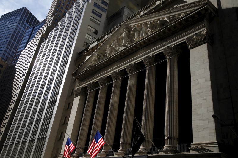 © Reuters. The New York Stock Exchange building is seen from Broad Street in Lower Manhattan in New York