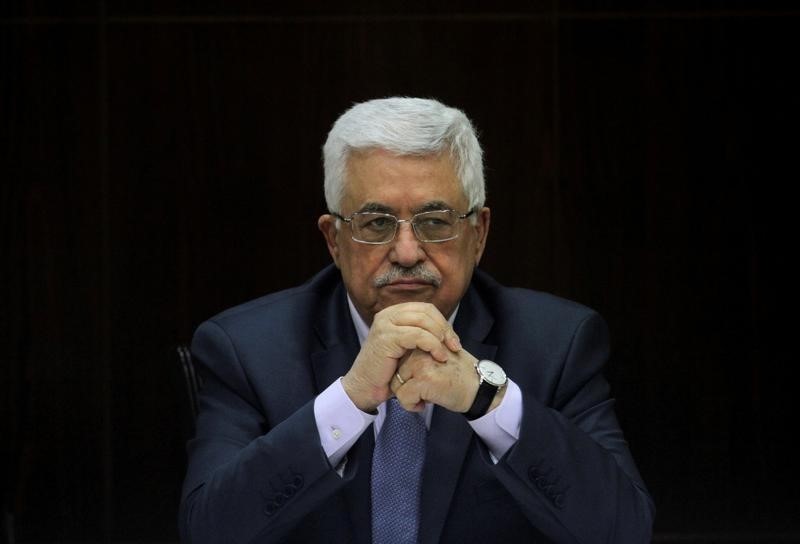 © Reuters. Abbas durante reunião ministerial em Ramallah