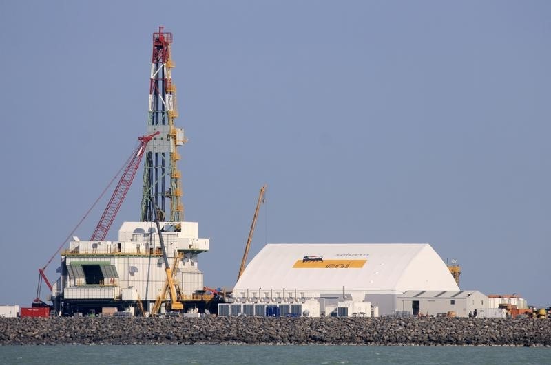 © Reuters. A drill rig under construction is seen at an offshore island in the northern Caspian Sea