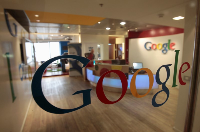 © Reuters. Логотип Google в офисе компании в Тель-Авиве