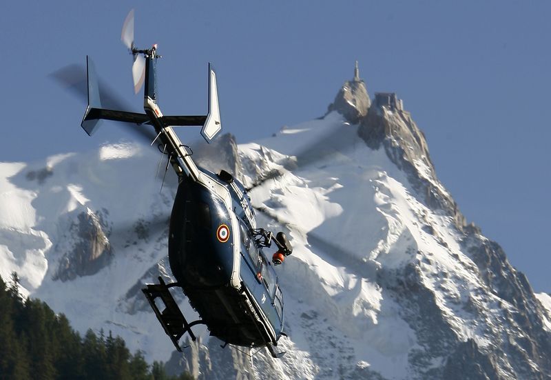© Reuters. Los pasajeros atrapados en un teleférico del Mont Blanc son rescatados