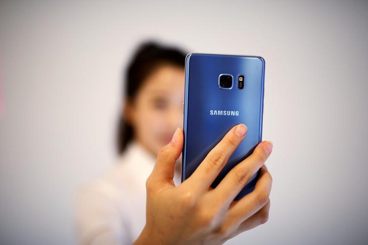 © Reuters. A model demonstrates iris recognition function of Galaxy Note 7 new smartphone during its launching ceremony in Seoul