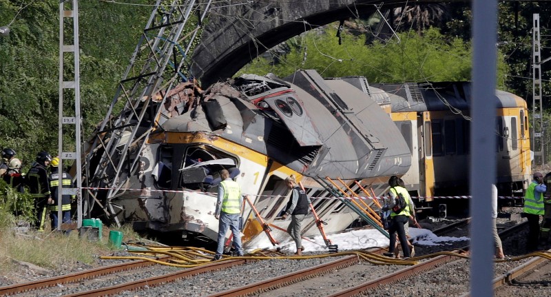 © Reuters. Al menos cuatro muertos al descarrilar un tren portugués en Pontevedra