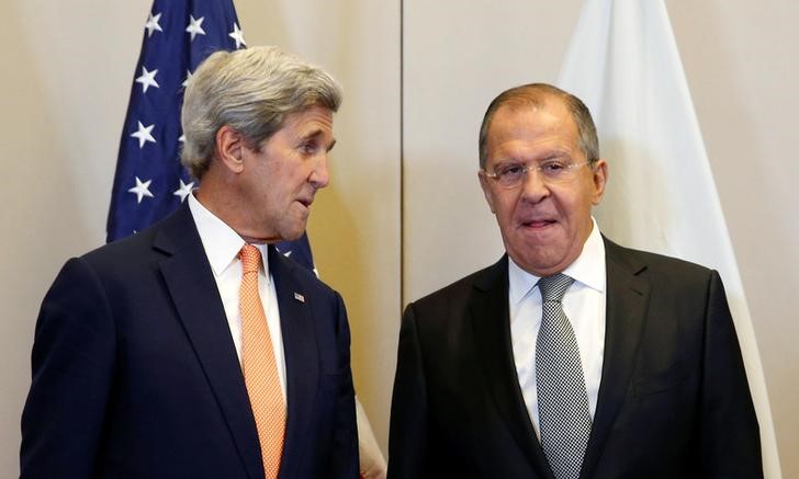 © Reuters. Ministro de Relações Exteriores da Rússia, Sergei Lavrov (direita), e secretário de Estado norte-americano, John Kerry