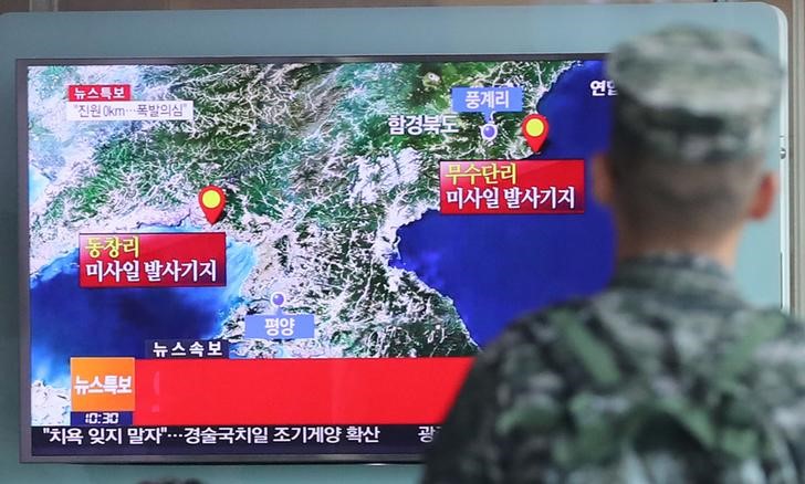 © Reuters. Soldado sul-coreano visto em Seul assistindo reportagem na TV sobre teste nuclear do Norte