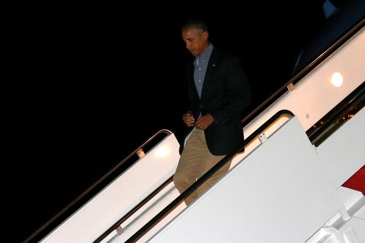 © Reuters. Obama desembarca do Air Force One em Maryland, nos EUA