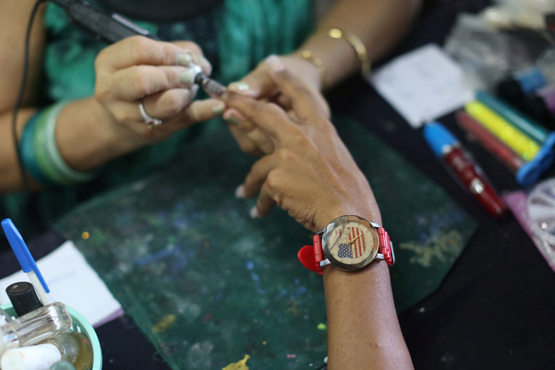 © Reuters. A woman gets a manicure in Holguin