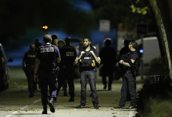 © Reuters. Policiais fazem operação perto de Paris ligada a carro abandonado