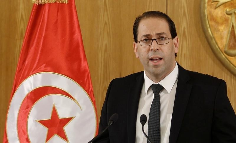 © Reuters. رئيس الحكومة التونسية يخفض رواتب وزرائه 30% في خطوة قد تمهد للتقشف