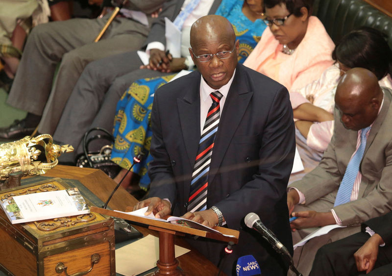 © Reuters. Zimbabwean Finance Minister Patrick Chinamasa delivers his mid-term monetary policy review at parliament in Harare, Zimbabwe