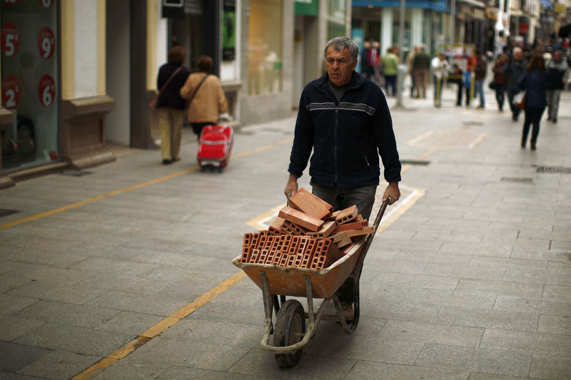 © Reuters. El sector constructor empieza a notar el vacío político