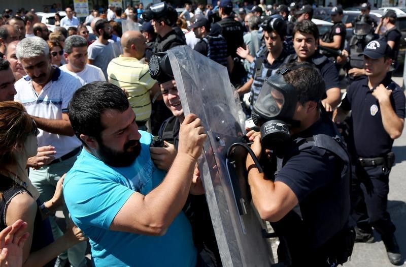 © Reuters. نقابة: احتجاز عشرات المدرسين أثناء احتجاج في جنوب شرق تركيا