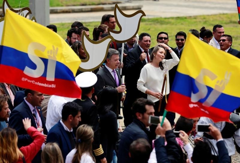 © Reuters. Presidente colombiano, Juan Manuel Santos, e primeira-dama da Colômbia, Maria Clemencia de Santos, chegam ao Congresso do país para cerimônia de entrega do acordo de paz com as Farc