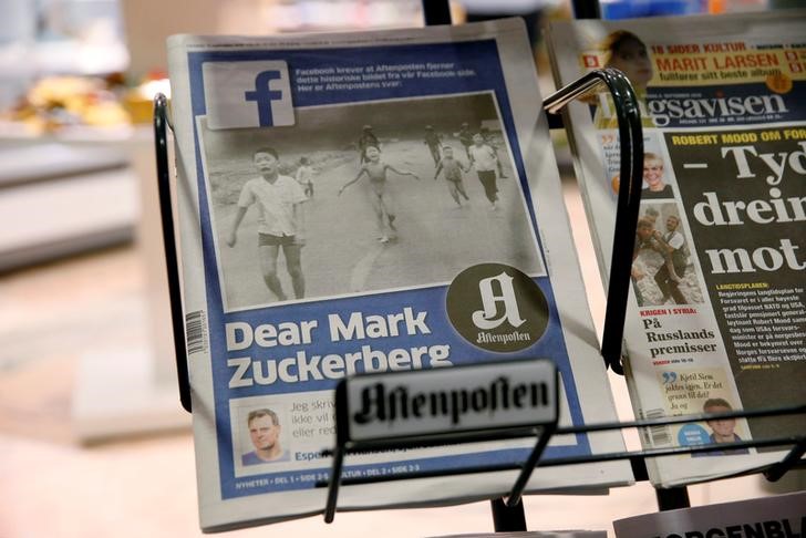 © Reuters. The front cover of Norway's largest newspaper by circulation, Aftenposten, is seen at a news stand in Oslo