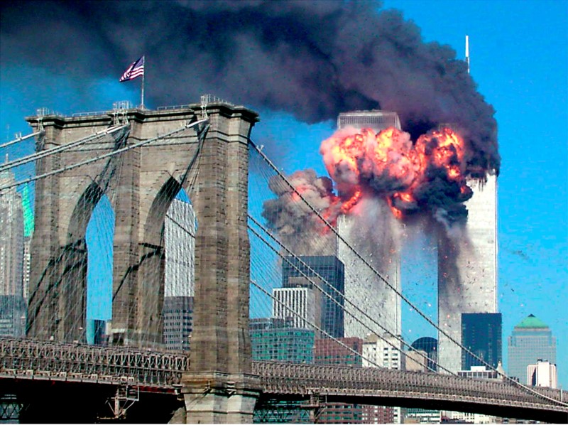 © Reuters. Em foto de arquivo, a segunda torre do World Trade Center pega fogo após ter sido atingida por um avião sequestrado em Nova York