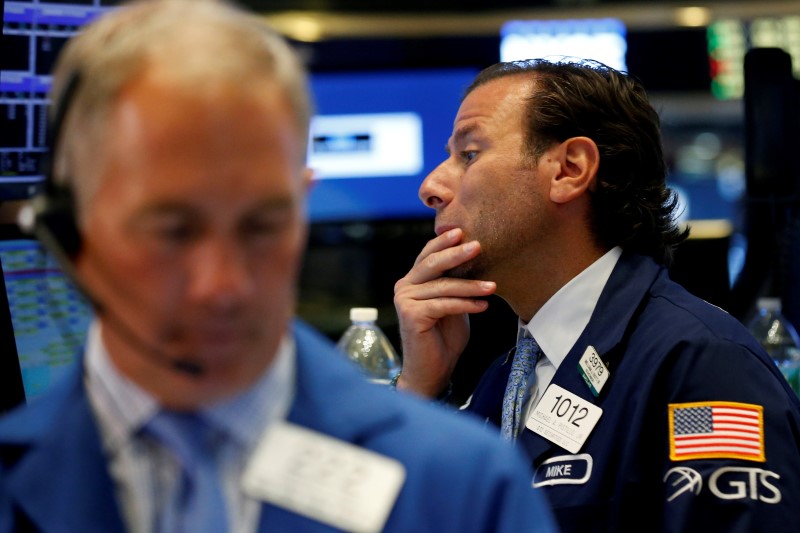 © Reuters. Traders work on the floor of the NYSE in New York City