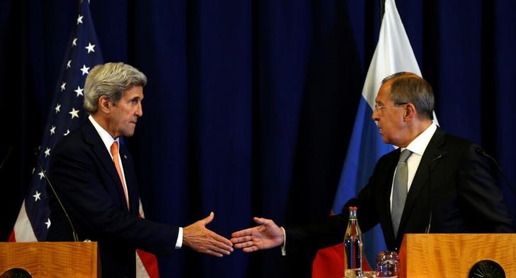 © Reuters. Secretário de Estado dos EUA, John Kerry, e o chanceler russo , Sergei Lavrov,  durante entrevista coletiva em Genebra