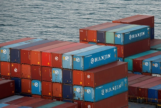 © Reuters. Hanjin Shipping Co shipping containers are seen stranded on a ship outside the Port of Long Beach