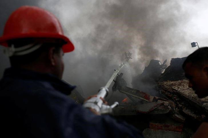 © Reuters. مقتل 12 في حريق في مصنع للملابس في بنجلادش