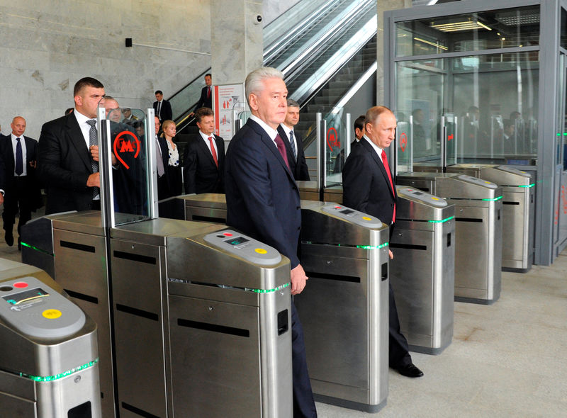 © Reuters. Russian President Putin and Moscow Mayor Sobyanin enter a station as they attend the opening of the Central Ring line in Moscow