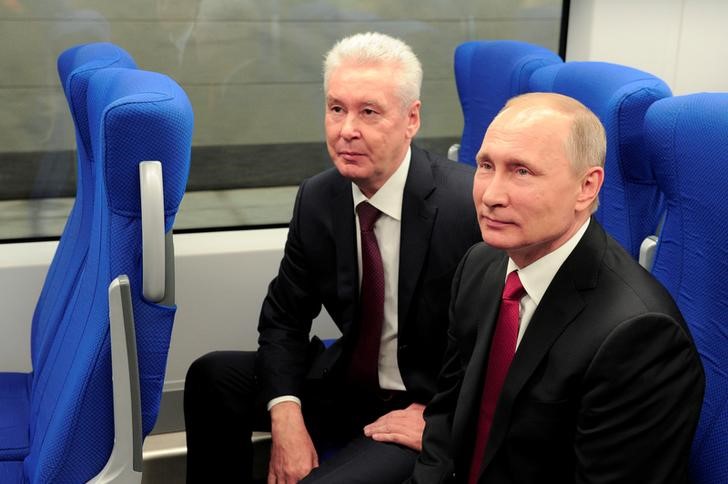 © Reuters. بوتين يفتتح مشروعا للسكك الحديدية بملياري دولار في موسكو