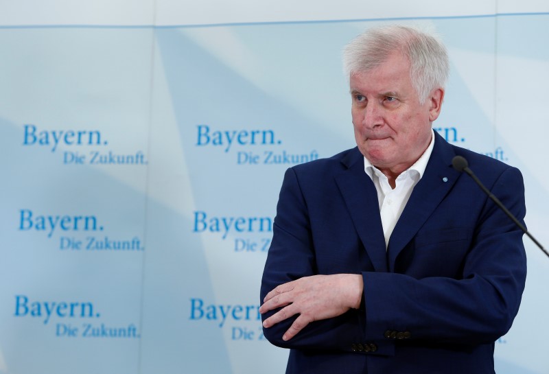 © Reuters. Bavarian state premier and leader of the CSU Seehofer attends a news conference in Sankt Quirin