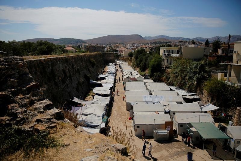 © Reuters. الاتحاد الأوروبي يضاعف المساعدات العاجلة للاجئين العالقين في اليونان