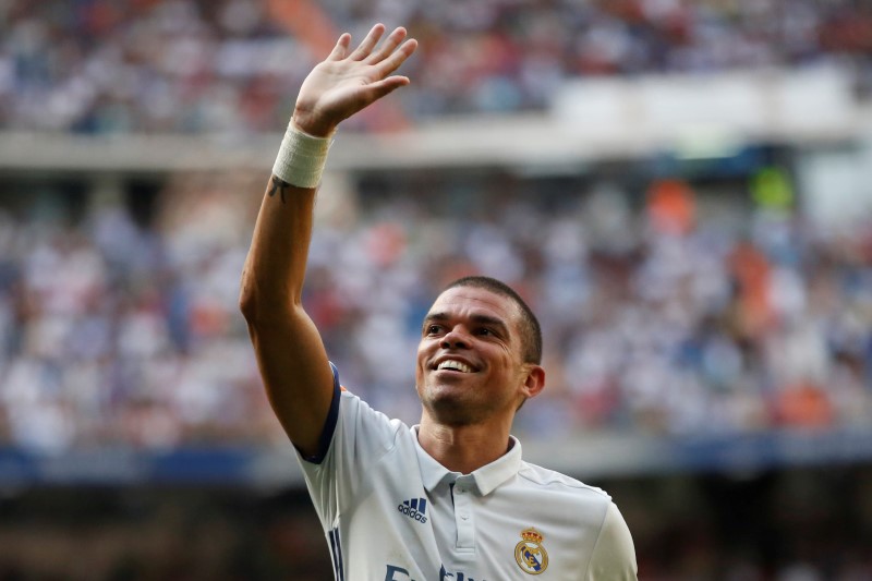 © Reuters. El Madrid vence por 5-2 al Osasuna y se sitúa líder provisional