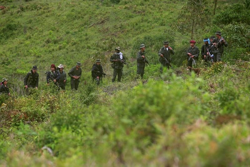 © Reuters. En la imagen, miembros del frente 51 de las Fuerzas Armadas Revolucionarias de Colombia (FARC) patrullan en las remotas montañas de Colombia