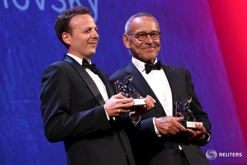 © Reuters. Los directores Amat Escalante y Andrei Konchalovsky sostienen el premio a Mejor Director por sus respectivas películas, "The Untamed" y "Paradise", durante la ceremonia de premiación del 73 Festival de Cine de Venecia