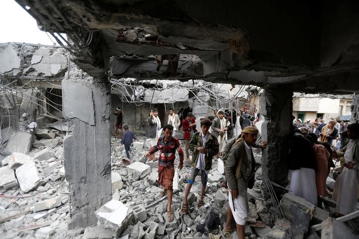 © Reuters. سكان: مقتل 21 مدنيا على الأقل في غارتين جويتين للتحالف باليمن