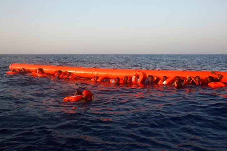 © Reuters. Rescatan a 2.300 inmigrantes en el Mediterráneo